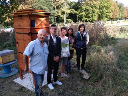 Le service environnement de la ville de Rueil MalMaison installe une ruche pédagogique connectée sur le territoire